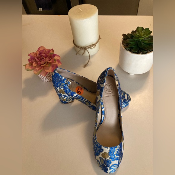 Tory Burch Elizabeth Pumps with Jacquard Fabric - Picture 11 of 13